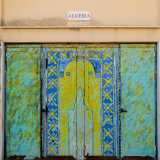 Sulla seconda invece l�artista Zoubir Hellad-Mahmoud ha dipinto un apparato scenico con ampie stesure di colori acidi. Al suo interno � possibile distinguere forme astratte che rappresentano simboli e tradizioni dell�arte musulmana